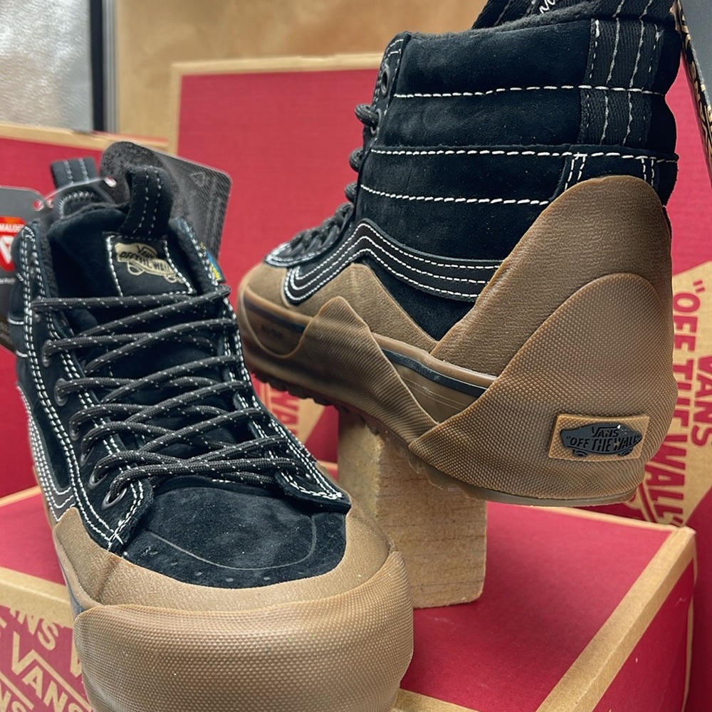 Vans Women’s Sk8-Hi Dip Mte-2
Black/Gum
VN0009QKB9M
Boots Cold Weather Sneakers - Picture 11 of 16
